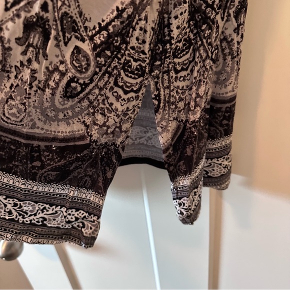 Elegant Black and White Paisley Blouse - Picture 4 of 6